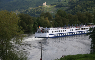 Ihr Blick von der Terasse ÜberFluss - die große auf die Mosel und Burg Landshut